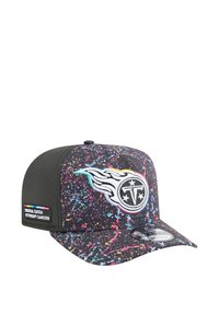 Casquette noire ornée d'un motif éclaboussé coloré, d'un logo avec des flammes, et d'une étiquette sur le côté portant l'inscription "Crucial Catch, Intercept Cancer".