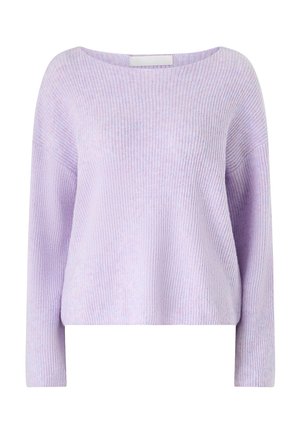 Lichtpaarse ribgebreide trui met lange mouwen en een brede ronde hals, weergegeven tegen een witte achtergrond.