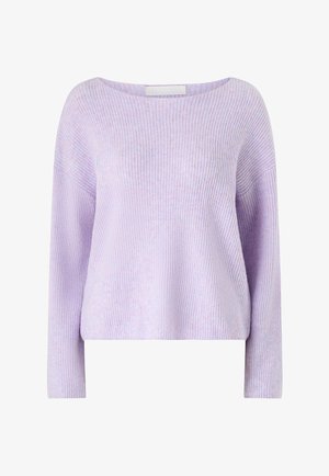Lichtpaarse ribgebreide trui met lange mouwen en een brede ronde hals, weergegeven tegen een witte achtergrond.