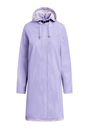 Manteau imperméable violet clair avec capuche, fermeture à cordon de serrage et poches latérales. Texture lisse avec une doublure intérieure contrastante.