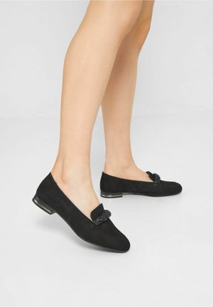 Zwarte suède instappers met een gevlochten accent aan de voorkant, lage hak en een gladde textuur. Gemakkelijk aan te trekken ontwerp, geschikt voor casual gebruik.