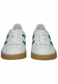 Sneakers bianche con accenti e lacci verdi, caratterizzati da una tomaia in pelle liscia e una suola in gomma naturale. Punta rotonda e lacci piatti.