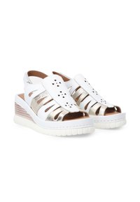 Witte leren wedge sandalen met metalen gouden accenten, open teen ontwerp, uitsnijdingen en een textuur witte zool.