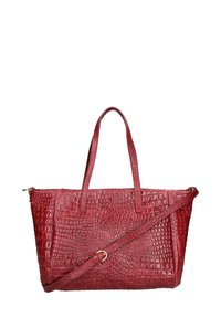Sac à main en simili-crocodile rouge avec deux poignées, une bandoulière amovible et un détail de surface texturé.