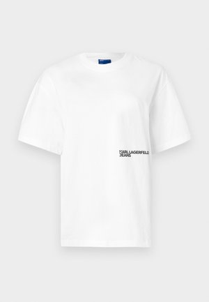 T-shirt en coton blanc avec un col rond et des manches courtes. Présente une petite impression noire avec les mots "KARL LAGERFELD JEANS" sur le côté gauche.