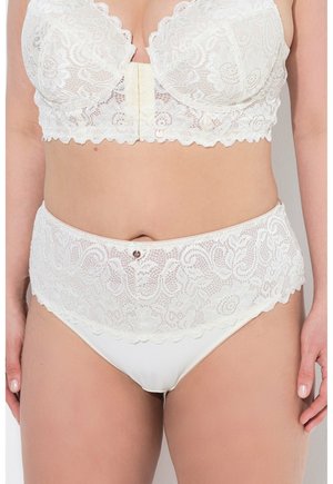 Kant bralette en hoge taille slipjes in crème, met bloemmotieven, gegolfde randen en een decoratieve knoopdetail bij de tailleband.