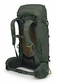 Groene wandelrugzak met verstelbare, gepolsterde schouderbanden, een mesh achterpaneel, zijzakken en een sluiting met flap aan de bovenkant. Heeft een ergonomisch ontwerp voor comfort.