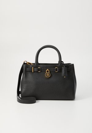 Schwarze Lederhandtasche mit strukturiertem Finish, goldenen Hardwareelementen, darunter ein Vorhängeschloss und Logo, doppelte Obergriffe und ein abnehmbarer Schultergurt.