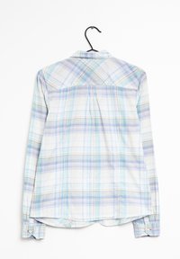 Camisa abotonada con un patrón de cuadros en azul claro, verde y púrpura. Mangas largas con puños abotonados, dobladillo redondeado y cuello clásico.