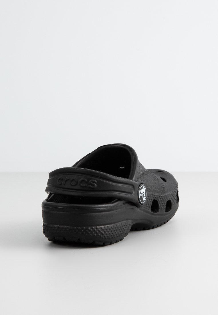 Zwarte Crocs-klompen met geperforeerde gaten, een gebogen vorm en een stevige hielband. Gemaakt van lichtgewicht, flexibel synthetisch materiaal.