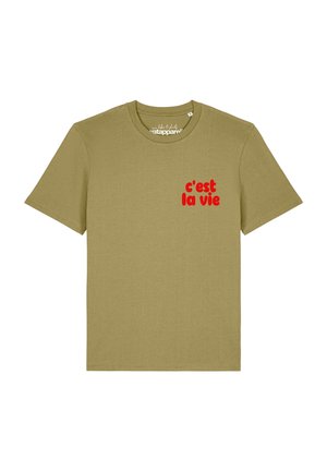 Olivgrünes T-Shirt mit kurzen Ärmeln, rundem Halsausschnitt und rotem Text "c'est la vie" auf der linken Brustseite.