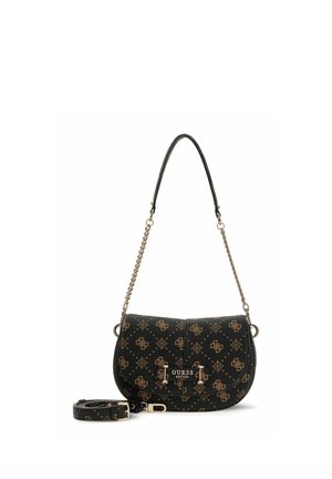 Sac à épaule noir Guess avec motifs de logo marron, chaîne en or et bandoulière en cuir amovible et ajustable sur fond blanc.