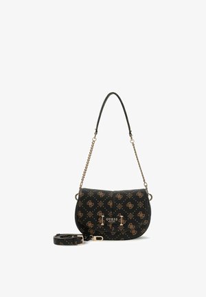Sac à épaule noir Guess avec motifs de logo marron, chaîne en or et bandoulière en cuir amovible et ajustable sur fond blanc.