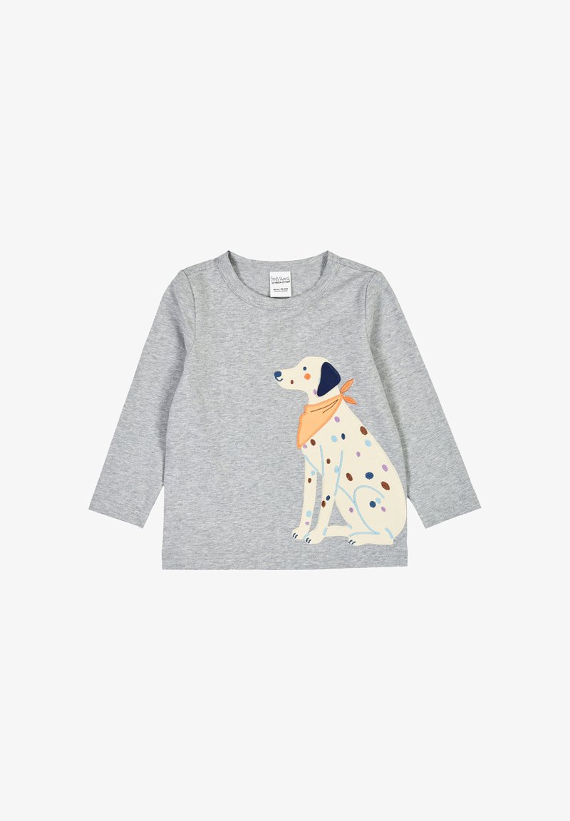 Maglietta grigia a maniche lunghe con illustrazione di un cane che indossa una sciarpa a fantasia e macchie colorate in dettagli blu, marrone e viola.