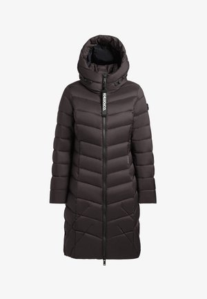 Manteau rembourré marron foncé, avec un col montant, une fermeture éclair devant et un design matelassé en chevrons. Équipé d'une étiquette de logo et de poches latérales.