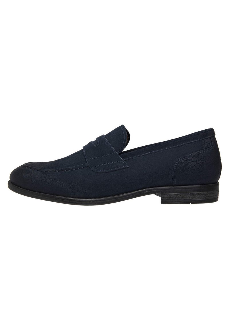 Navyblaue Wildleder-Slipper mit einer gestickten Naht, abgerundetem Zeh und flacher schwarzer Gummisohle. Mit einem dekorativen Klapp vorne.