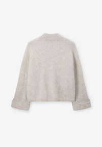 Pull court gris clair avec une finition douce et texturée. Il possède un col rond et des manches longues avec des poignets retroussés.