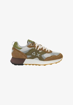Sneaker mit einem grauen Mesh-Obermaterial, braunen Wildleder- und olivfarbenen Akzenten, weißen Schnürsenkeln, einer gepolsterten Sohle und einer strukturierten braunen Ferse.