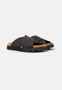 Infradito neri con materiale superiore morbido, design a fascia incrociata, soletta in sughero e suola in gomma nera testurizzata.