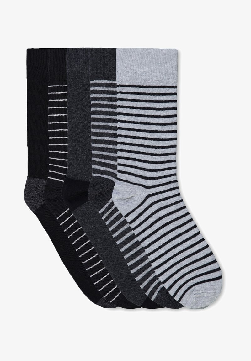 Fem par sokker. Farver: sort, mørkegrå, lysegrå med sorte striber. Materialet virker blødt med en glat tekstur.