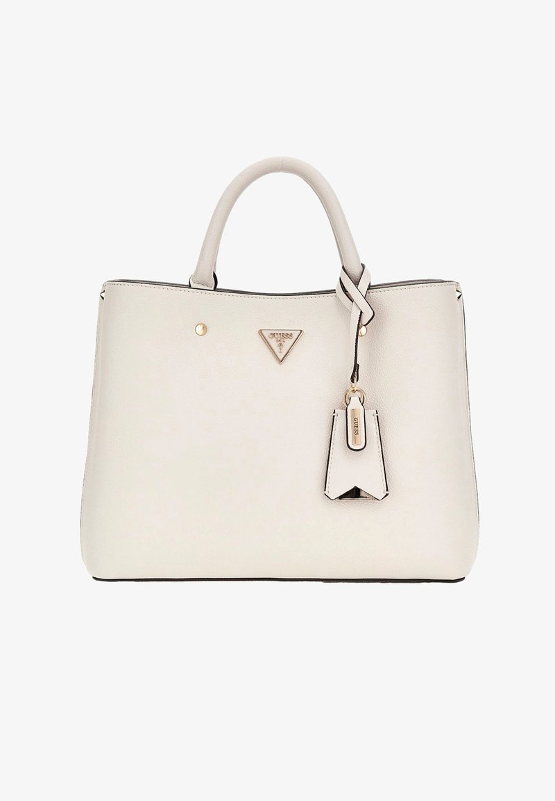 Cremefarbene, strukturierte Handtasche mit doppelten Griffen, goldfarbenem Logo-Schild und angebrachtem, markantem Lederanhänger.