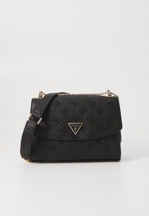 Borsa a tracolla in ecopelle nera con superficie texturizzata, hardware dorato e accentuazione con logo a triangolo. Presenta una tracolla a catena e chiusura a patta.