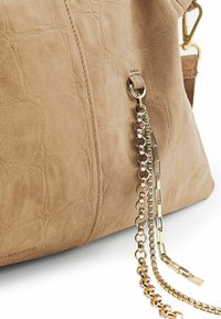 Borsa a mano in camoscio color cognac con superficie testurizzata e dettaglio catena dorata. Presenta una forma arrotondata e una chiusura sicura con dettagli in metallo.