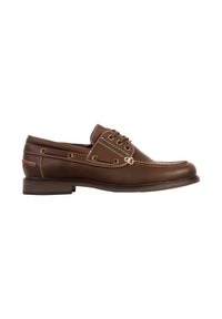 Chaussure pour homme de style mocassin en cuir marron avec coutures blanches, laçage à l'avant et petit talon empilé, sur fond blanc.