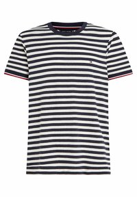 T-shirt a righe blu navy e bianche, con maniche corte, realizzato in cotone, con scollo rotondo e dettagli rossi sulle maniche. Piccolo logo sul petto.