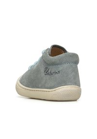 Scarpa in suede grigio con lacci azzurri, punta rotonda e suola in gomma. Presenta un logo cucito e un colletto imbottito per il comfort.