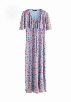 Světle modré šaty s volánovými rukávy, zdobené živými červenými a růžovými květinovými vzory. Stahování na krku dodává eleganci.