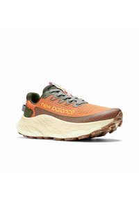 Zapatilla deportiva naranja y verde con parte superior de malla, cuello acolchado y suela texturizada. Presenta el logotipo de "new balance" y una suela de goma contrastante.