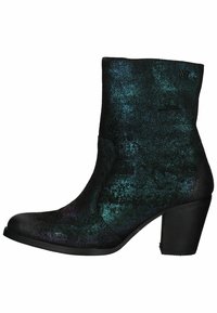 Botín negro hasta el tobillo con un acabado texturizado e iridiscente que presenta tonos de azul y púrpura; tacón cuadrado y diseño de punta redonda suave.