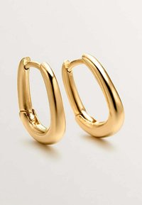 Pendientes de aro de oro con un acabado suave y pulido. Presentan una forma redondeada y un cierre de seguridad con un diseño sin costuras.