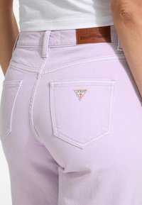Guess Jeans WIDE - Traperice opuštenog kroja - violett