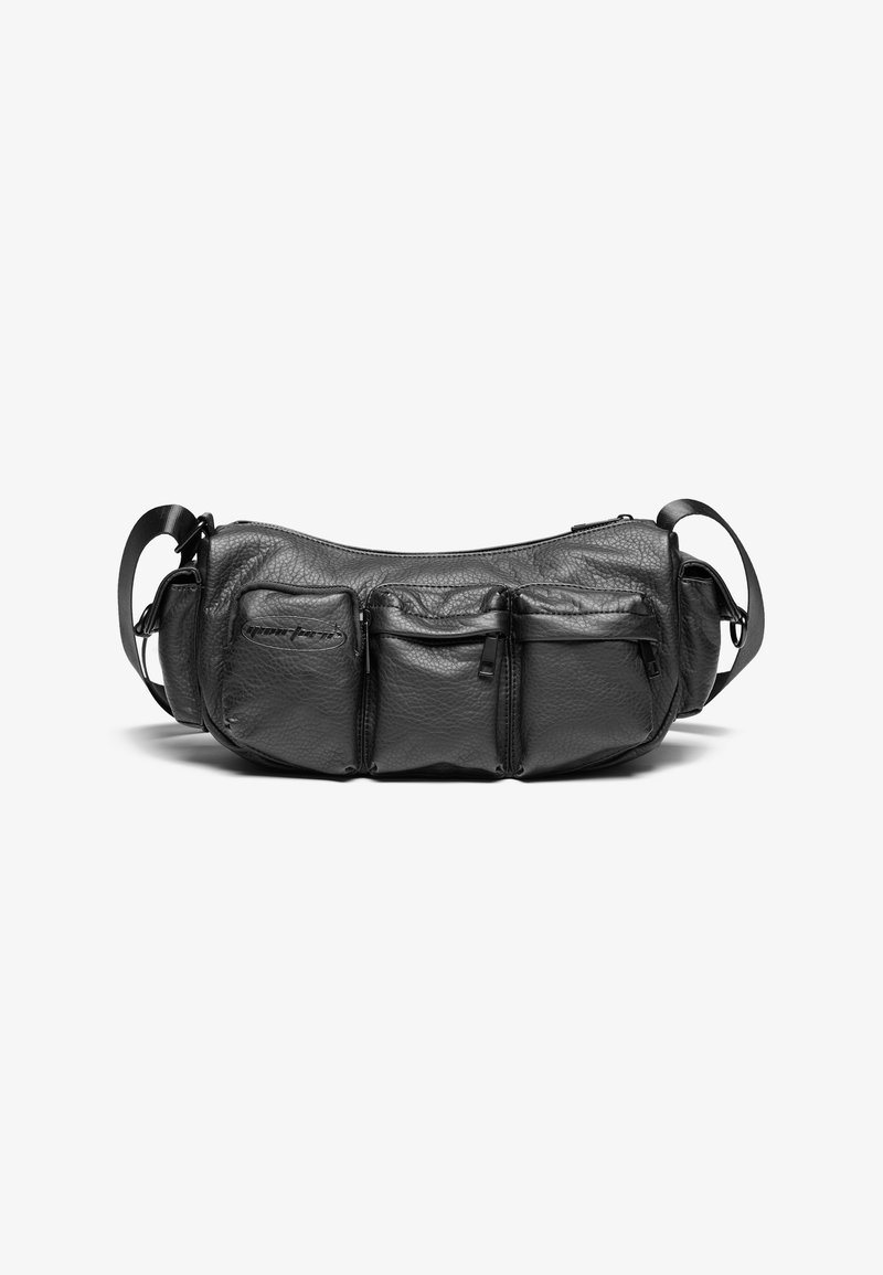 Svart lær crossbody-veske med en teksturert overflate. Har tre utvendige lommer og en justerbar stropp. Kompakt, rund form.