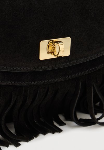 Μαύρη σουέντ τσάντα με χρυσό ορθογώνιο κούμπωμα και διακοσμητικές φούντες κατά μήκος του κάτω άκρου, πάνω σε λευκή επιφάνεια.