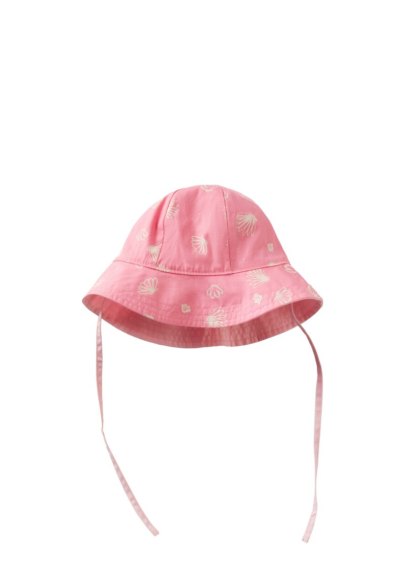 Cappello a secchiello rosa realizzato in morbido tessuto, con motivi a conchiglia bianchi, una larga visiera e lacci regolabili su ciascun lato.