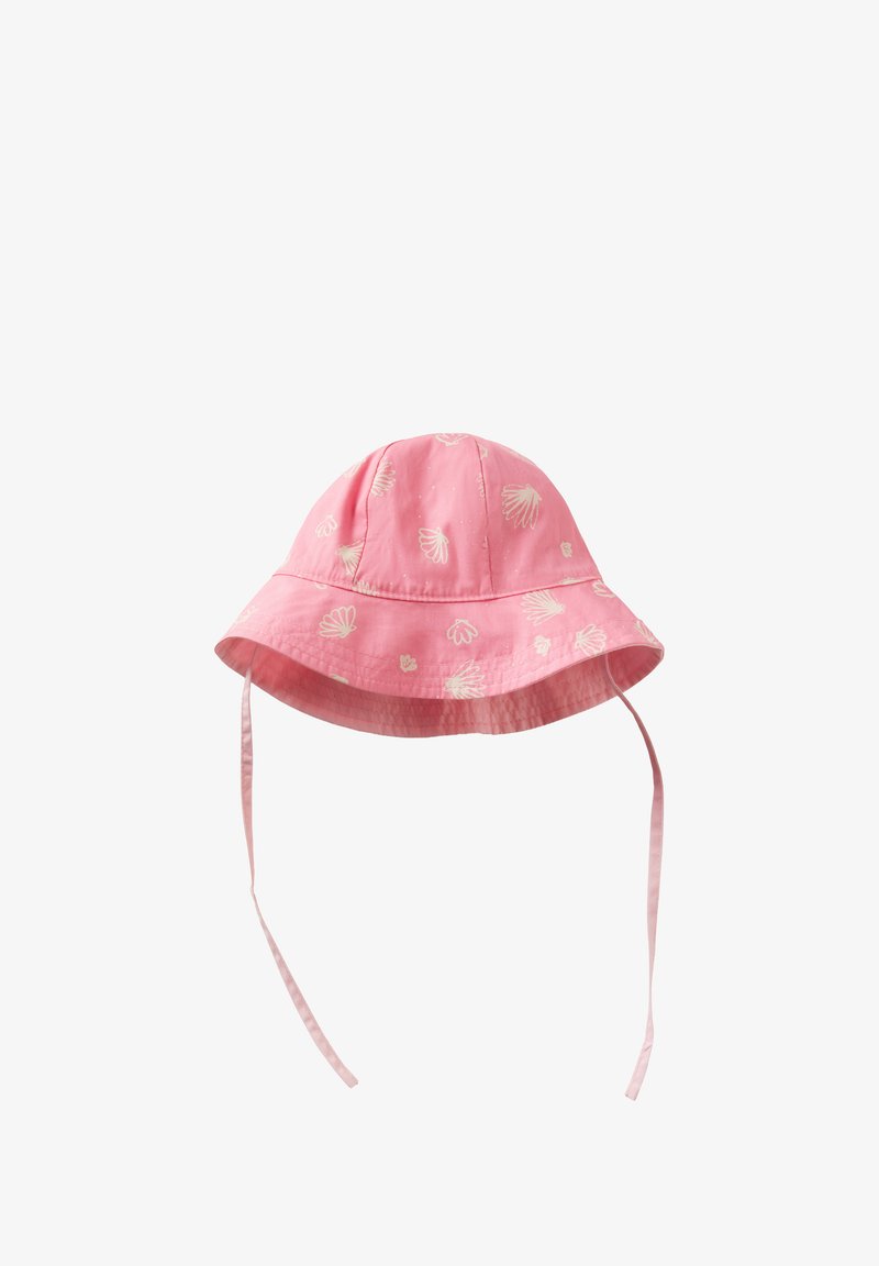 Cappello a secchiello rosa realizzato in morbido tessuto, con motivi a conchiglia bianchi, una larga visiera e lacci regolabili su ciascun lato.