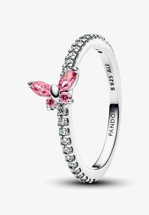Anello d'argento con farfalla in pietra rosa, caratterizzato da pietre tondi trasparenti lungo la fascia. Marchiato "S 925 ALE" all'interno.