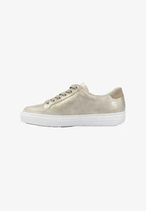 Sneaker en métal doré clair avec une finition lisse, semelle en caoutchouc blanc, six œillets et un design bas. Accents texturés sur le talon.