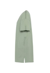 T-shirt vert à manches courtes avec une coupe décontractée, présentant un col rond, des fentes latérales et des détails de couture minimalistes.