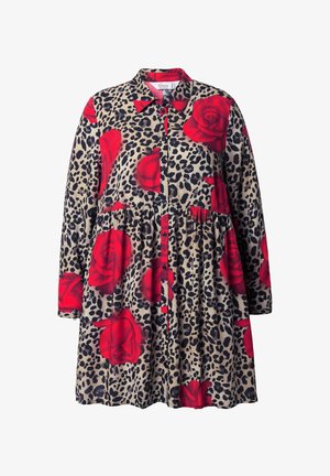 Knap-ned kjole med beige leopardmotiv og store røde rosemønstre, lange ærmer og et samlet liv. Blødt stofmateriale.
