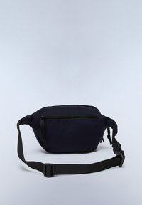 Marsupio navy con corpo in tessuto, tasca frontale con zip, cintura nera regolabile e forma arrotondata. Texture liscia, design minimalista.