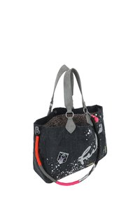 Borsa a spalla in tessuto grigio con stampa a macchie, dettagli arancioni e rosa in contrasto e hardware argentato. Presenta una fodera interna a fantasia.