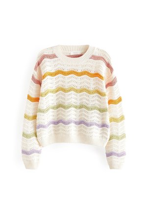 Crèmekleurige gebreide trui met ajourpatroon en golvende horizontale strepen in roze, oranje, geel, groen en paars op mouwen en lijf.