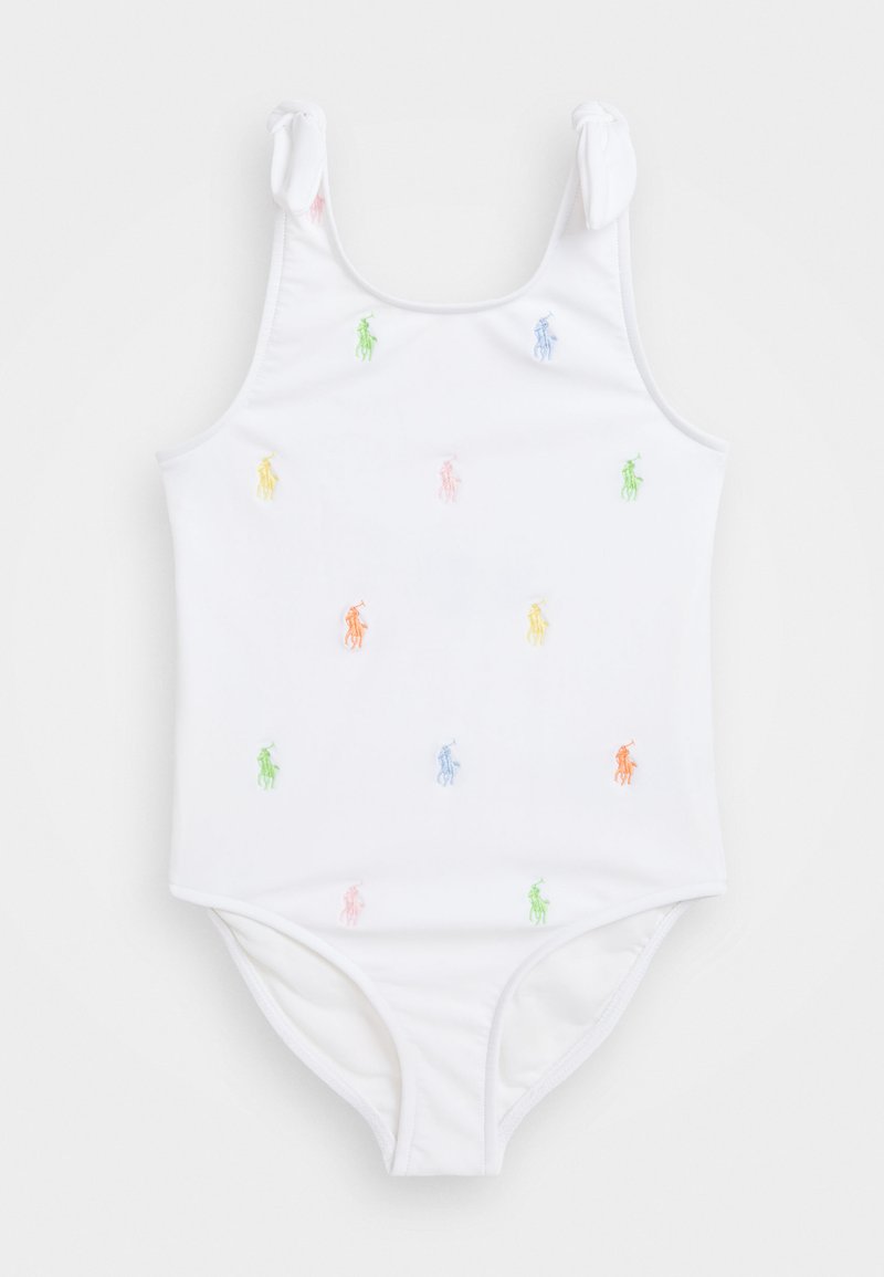 Biely jednodielny plavky s viacfarebnými vyšitými logami, s uzlovými ramienkami a hladkým, elastickým materiálom.