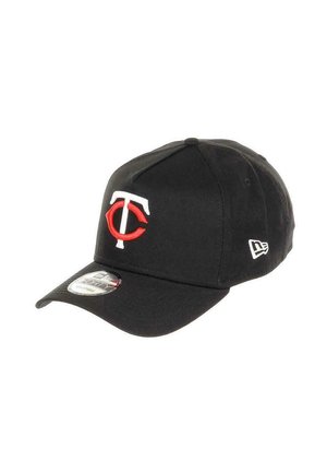 Schwarze Baseballmütze mit gebogenem Schirm, mit einem roten und weißen gestickten "TC"-Logo auf der Vorderseite und einem New Era-Logo an der Seite.