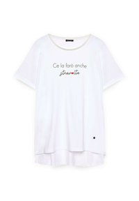Camiseta blanca de manga corta con un escote redondeado y un ribete plateado, que incluye texto impreso. Presenta un pequeño detalle de acento negro cerca del dobladillo.