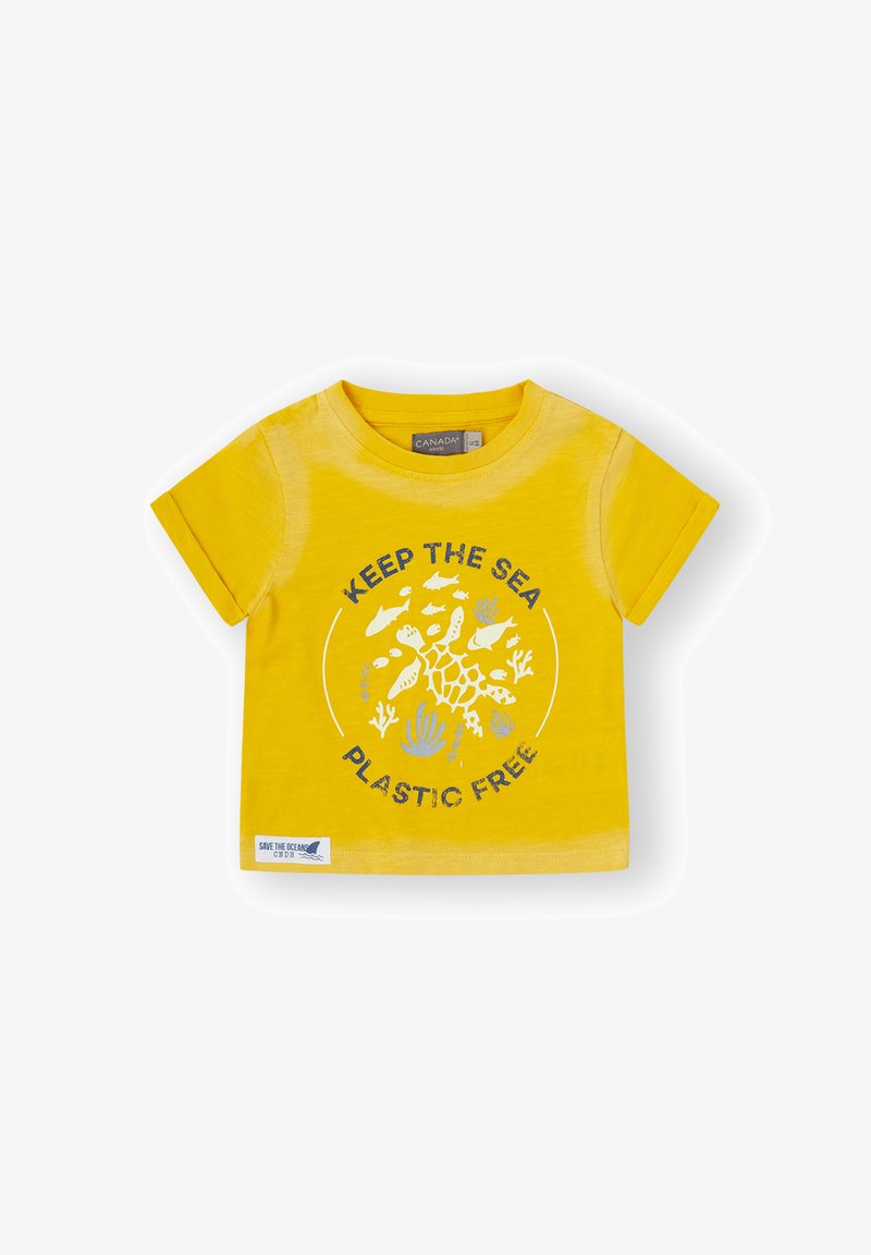 Camiseta de algodón amarilla con un gráfico de una tortuga y el texto "MANTEN EL MAR LIBRE DE PLÁSTICO" en azul marino, de mangas cortas y con cuello redondo.
